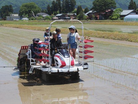 子どもたちは田植え機の試乗体験に大喜び！