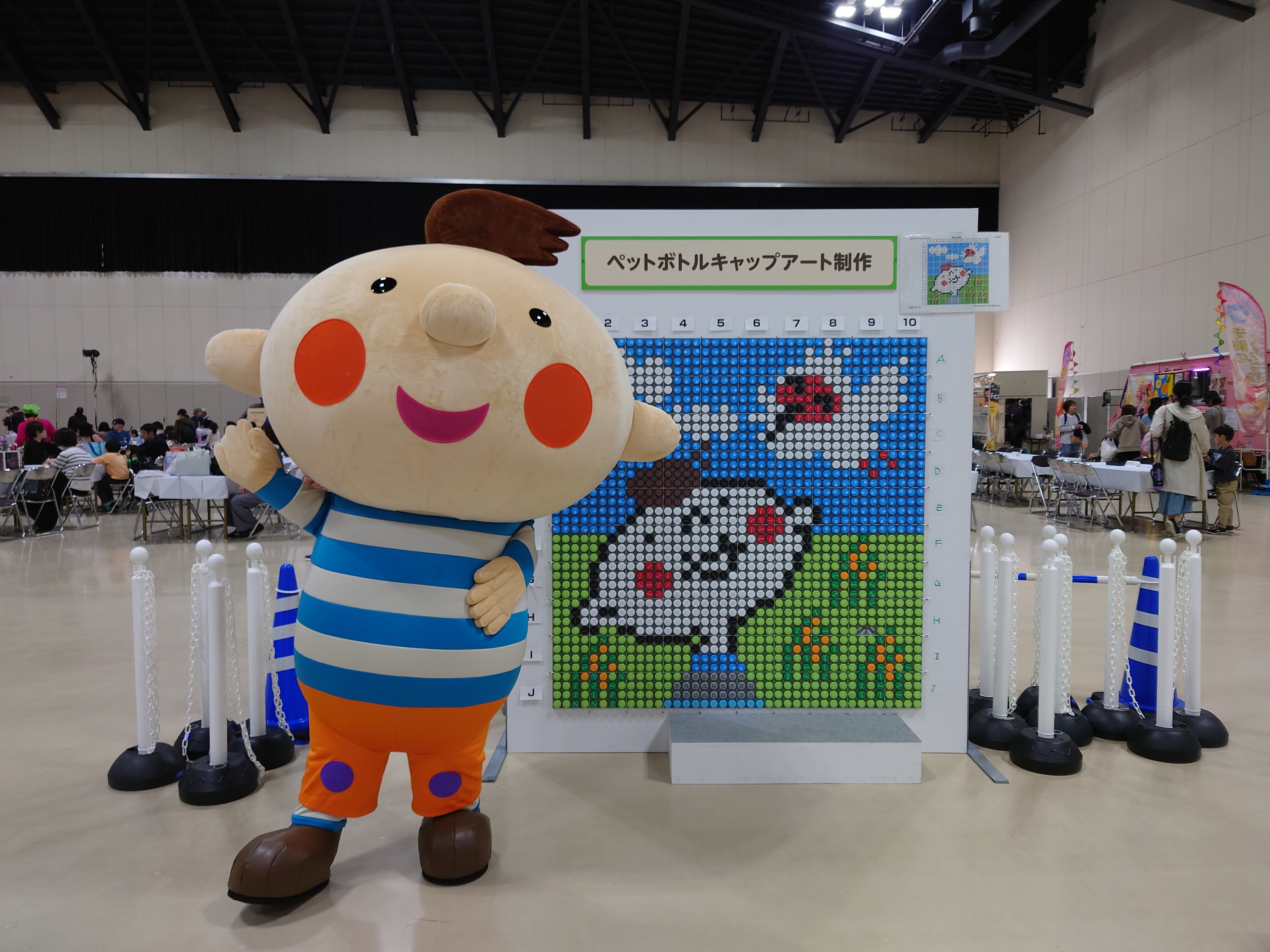 ほぺたんのペットボトルキャップアート完成!たくさんのペットボトルキャップをご持参いただきました。