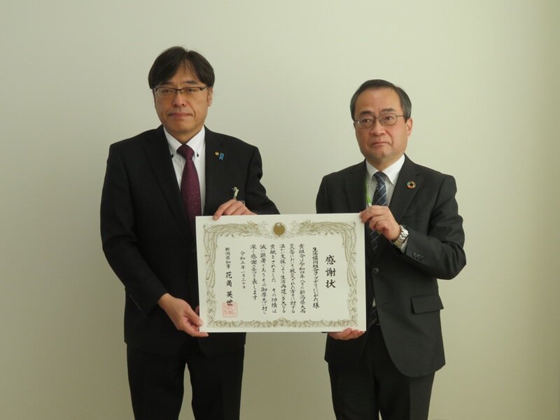 新潟県 太田出納局長（左）とコープデリにいがた 登坂理事長（右）