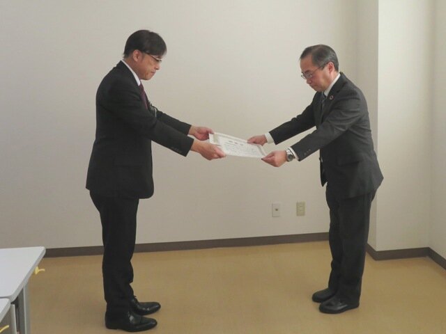 新潟県 太田出納局長（知事代理）（左）から感謝状を受け取るコープデリにいがた 登坂理事長（右）