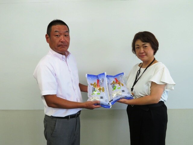 新潟ケンベイの齋藤部長から、新潟県フードバンク連絡協議 会の山下会長（右）へお米を贈呈。