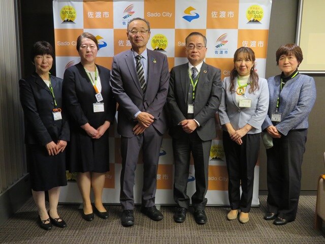 ［写真左から］川上美津江エリア委員、長谷川ひろみ理事、渡辺竜五市長、登坂康史理事長、小林かおり理事、長谷敦子エリア委員