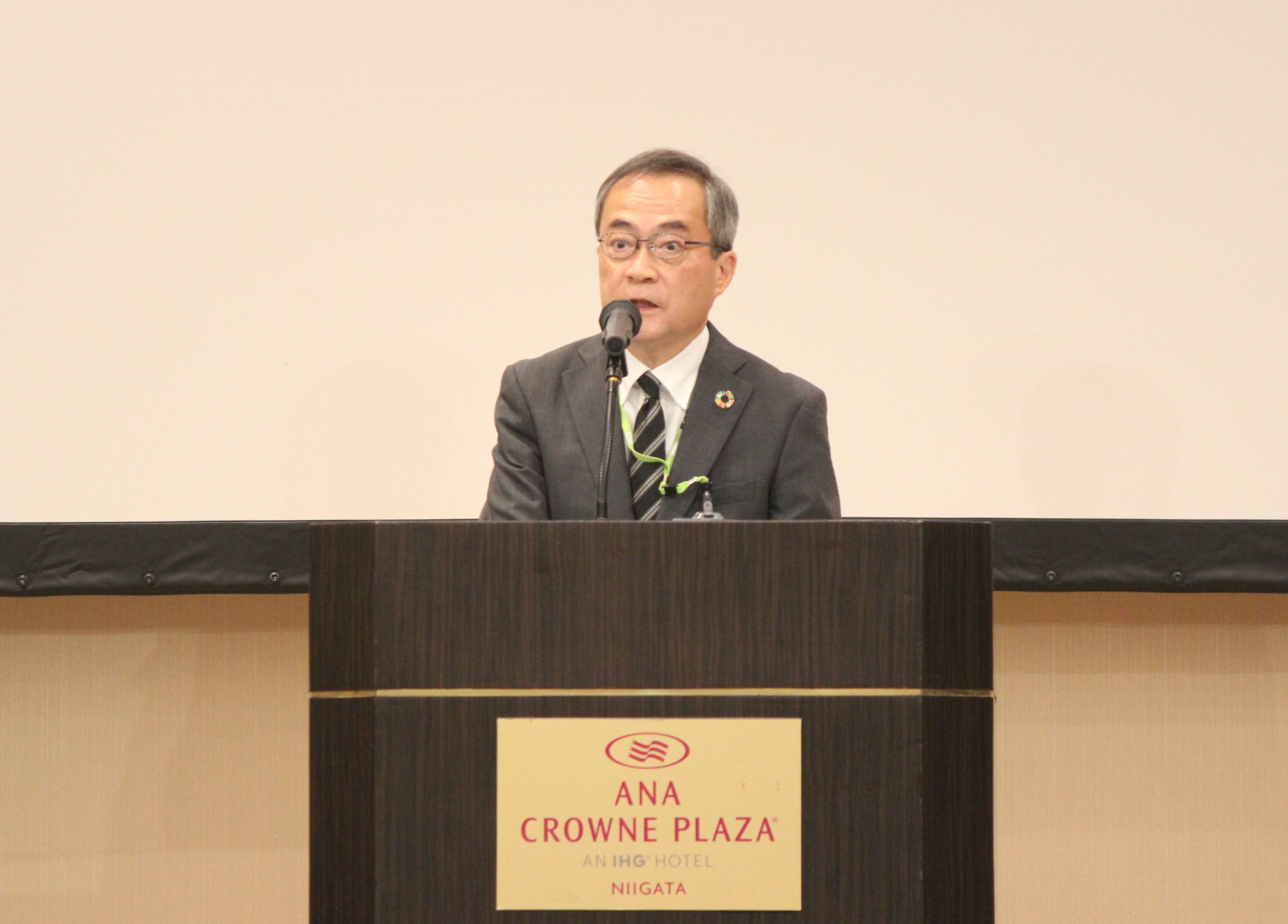 ▲開会のあいさつをする登坂理事長