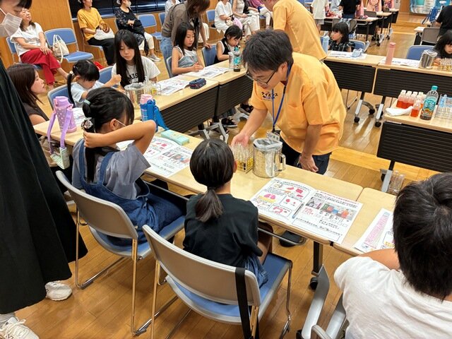 「おくすりはどうしてお水でのむのかな？」では、水やお茶、ジュースでお薬を飲んだ時にどんな変化が起こるのか、試薬を使って実験しました。