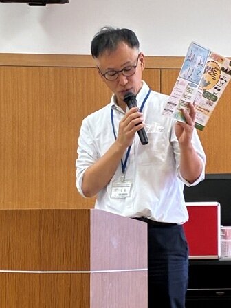 両生協の健康づくり支援企画「健康チャレンジ」を紹介し、生活習慣の見直しを呼びかけました。