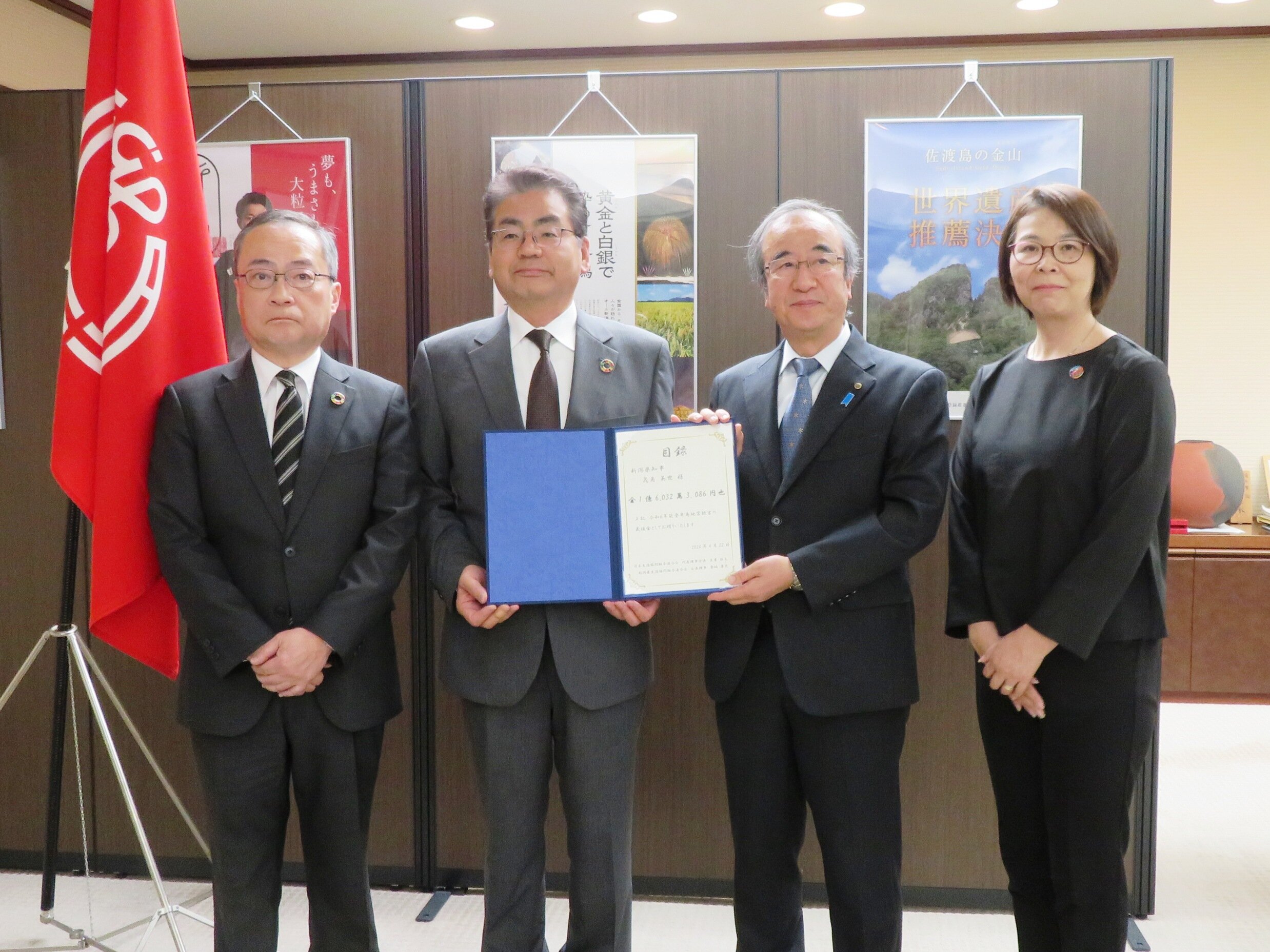 左より新潟県生協連 登坂康史会長理事（コープデリにいがた理事長）、日本生協連 土屋敏夫代表理事会長、新潟県 花角英世知事、新潟県生協連 小林佳代理事（コープデリにいがた理事）