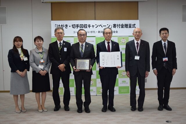 左より、コープデリにいがたから 小林組合員理事、馬場組合員理事、中村常務理事、登坂理事長、新潟県共同募金会 佐藤会長、安田常務理事、藤田課長