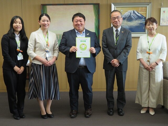 ［写真左から］高橋エリア委員、中丸理事、佐野市長、登坂理事長、馬場理事