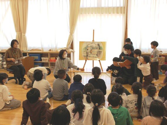 新潟県立大学の学生も参加し、紙芝居「かわいそうなぞう」の読み聞かせをしました。