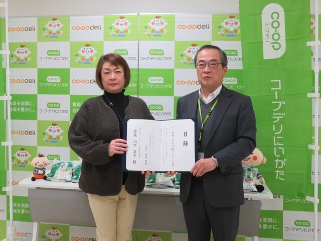 コープデリにいがた登坂理事長（右）から 新潟県フードバンク連絡協議会 山下浩子会長（左）に目録をお渡ししました。