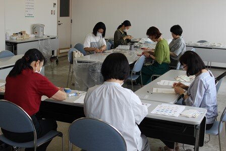 集められた切手などを仕分け、台紙に貼って換金します。