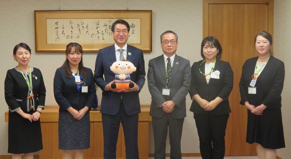 ［写真左から］馬場真由美理事、小林かおり理事、中原八一市長、登坂康史理事長、松本優子理事、長谷川ひろみ理事