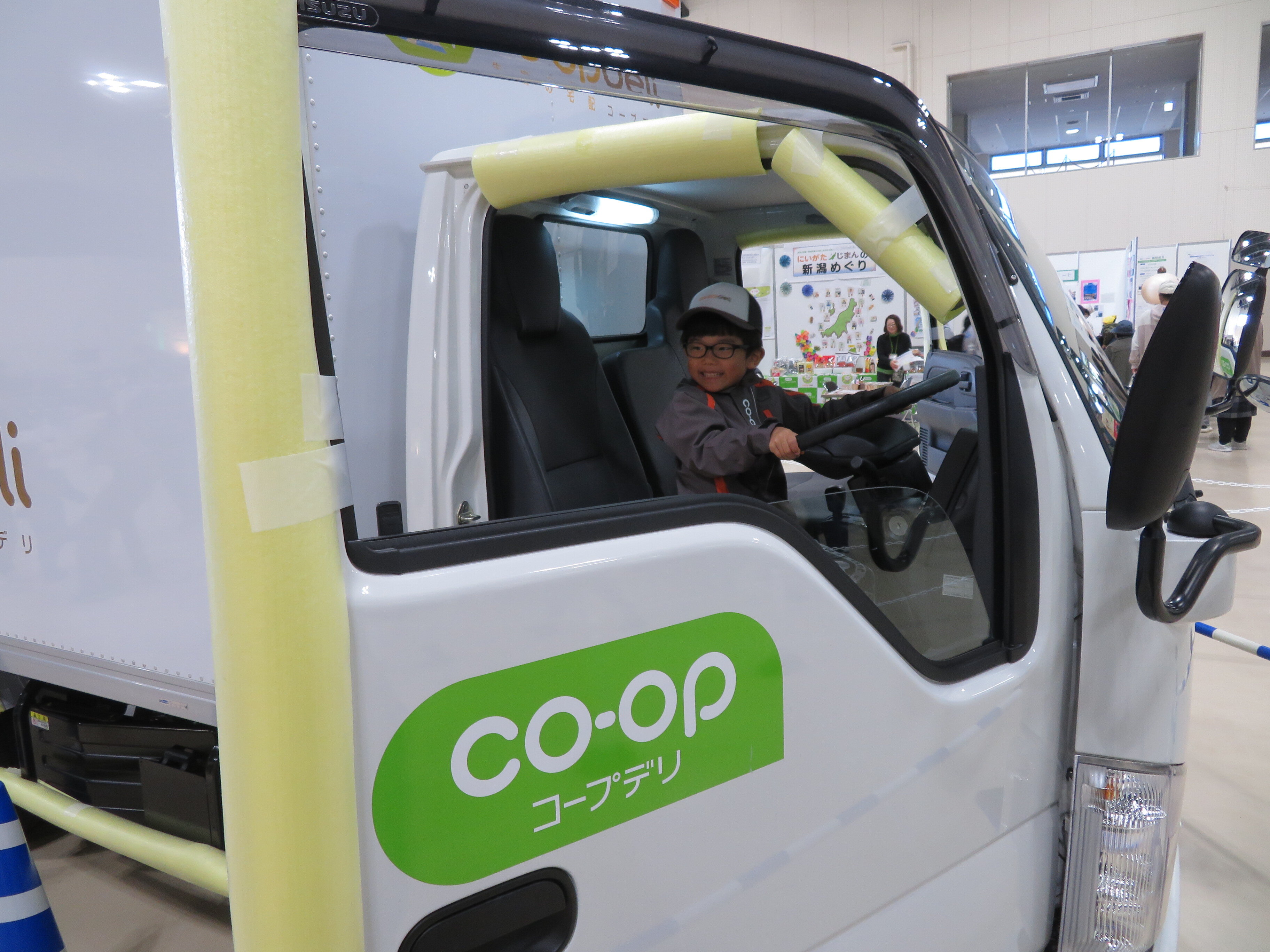 コープデリのトラック乗車体験コーナーでは、子どもたちがコープの制服と帽子で担当者になりきり、かわいい写真が撮れる大人気のコーナーとなりました。