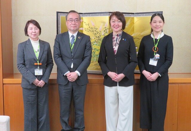 ［写真左から］馬場理事、登坂康史理事長、藤田市長、中丸理事