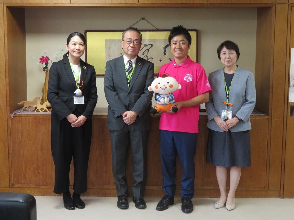 ［写真左から］中丸理事、登坂理事長、滝沢市長、馬場理事