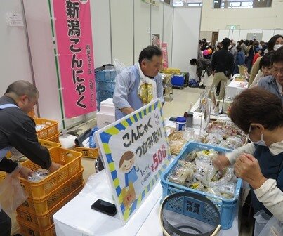 「販売・試食ブース」は、どこも大盛況で、多くの方々にコープデリにいがたの商品を知っていただきました。