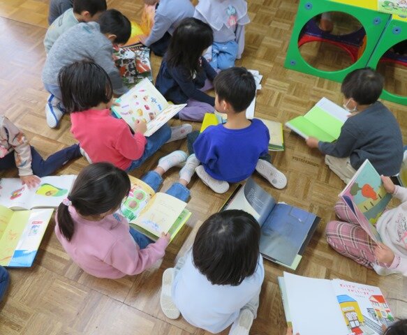 さっそく絵本をみんなでうれしそうに見ていました。＜新潟市中央区 認定こども園恵光学園第二幼稚園恵光保育園＞