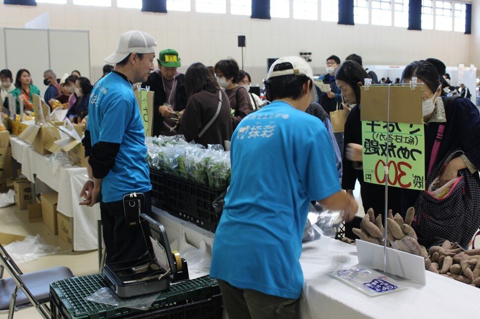 「地元野菜の産直販売や試食・販売ブース」は、どこも大盛況で、多くの方々にコープデリにいがたの商品を知っていただきました。