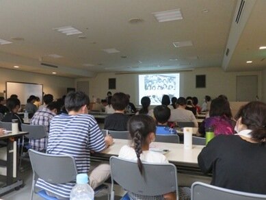 ▲室内碑めぐりのようす／生協ひろしま碑めぐりガイドの案内で遺構・霊碑を学習しました